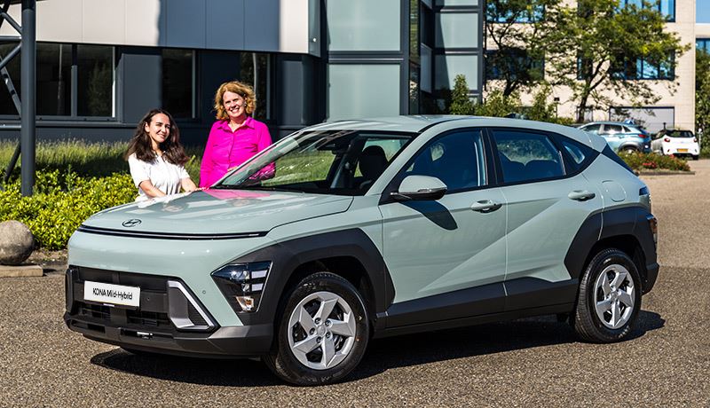Rosa (links) krijgt uit handen van Anne Lobbes, Manager Public Relations van Hyundai Nederland, de sleutels van haar nieuwe KONA.