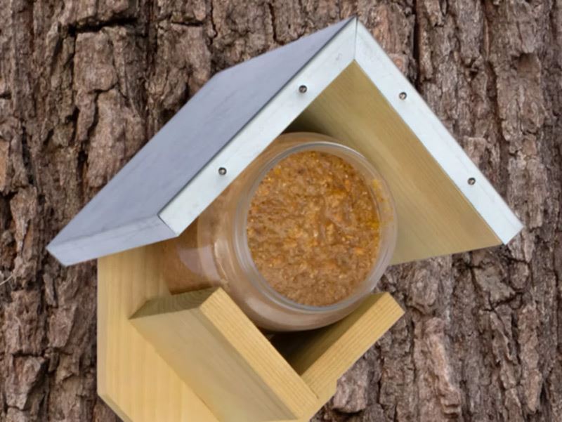 Bezoekers van de Hyundai Winterinspectie 2023 ontvangen een vogelvoederhuisje als cadeau.