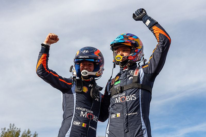 Thierry Neuville (rechts) en navigator Martijn Wydaeghe vieren hun overwinning in de Rally van Centraal-Europa.