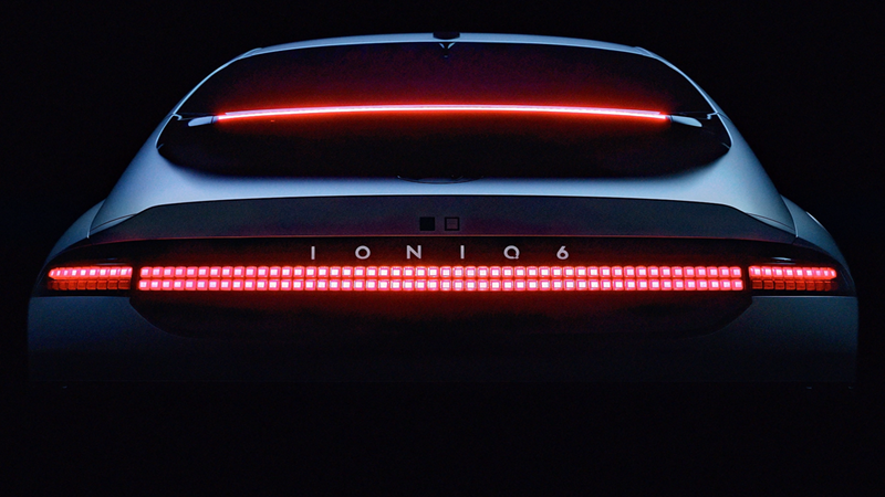 De pixelachterlichten van de IONIQ 6, symbolisch voor de dynamische sfeer van ‘nu’ in de film Pixel by Pixel van Hyundai.