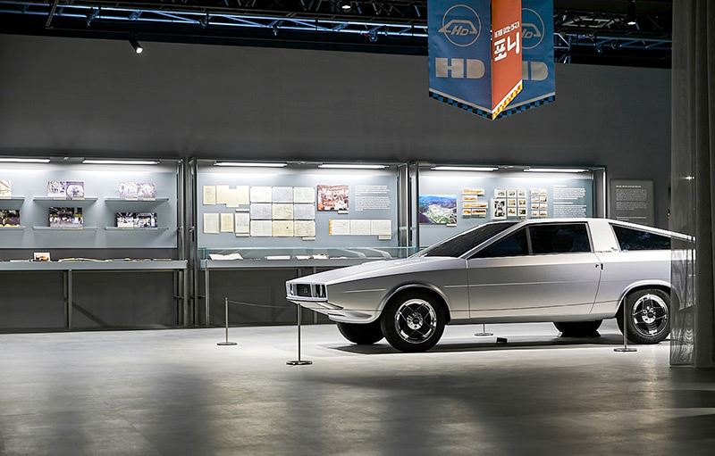Een gerestaureerde Hyundai Pony, een van de modellen die in het verleden van de band rolden in de Hyundai-fabriek in Ulsan.