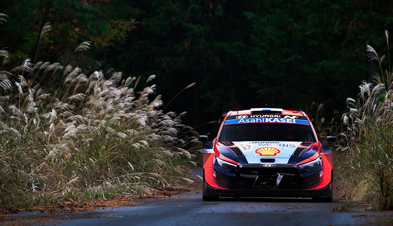 Rallyrijder van Hyundai Motorsport Esapekka Lappi in actie in de Rally van Japan.