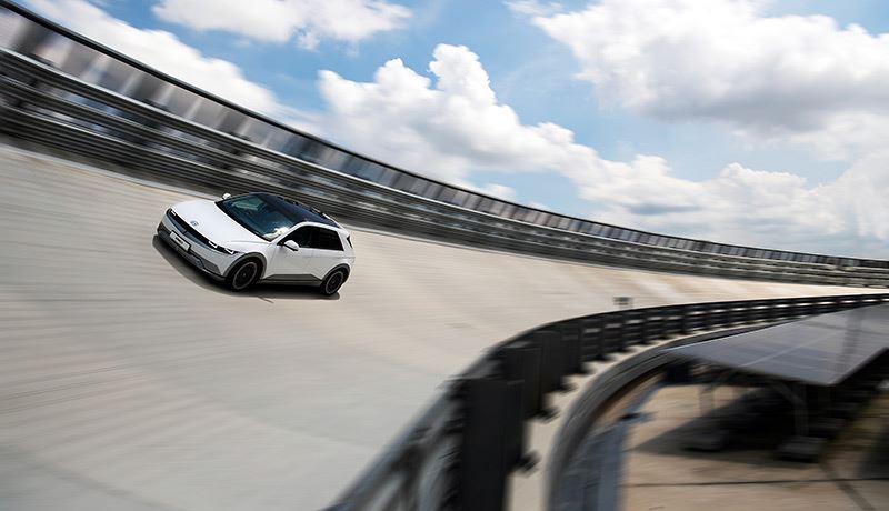 Zelf je auto uitproberen, op de testbaan bovenop op het dak van Hyundai Motor Group Innovation Centre Singapore.