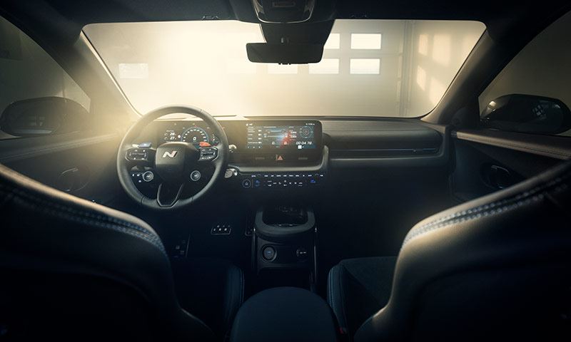 Het interieur van de IONIQ 5 N. De 100% elektrische sportauto van Hyundai is door TopGear uitgeroepen tot Auto van het Jaar 2023.