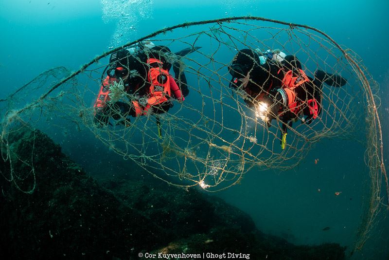 Healthy Seas zet zich in voor het opruimen en recyclen van die achtergelaten spooknetten en Hyundai steunt deze Nederlandse organisatie.