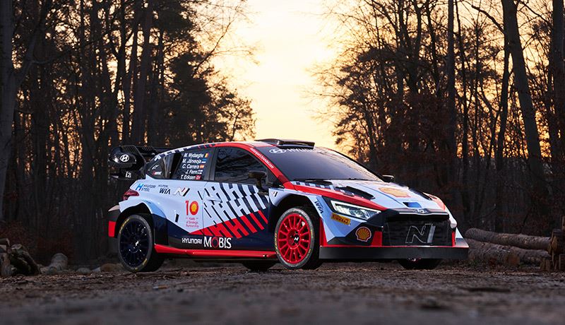 De Hyundai i20 N WRC Rally1 waarmee Thierry Neuville en Ott Tänak een gooi doen naar de wereldtitel rallyrijden.
