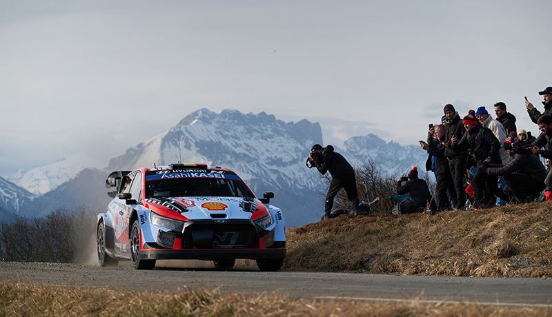 Thierry Neuville in actie in de bergen rond Monte Carlo. De kopman van Hyundai Motorsport was een klasse apart in de openingswedstrijd van het seizoen.