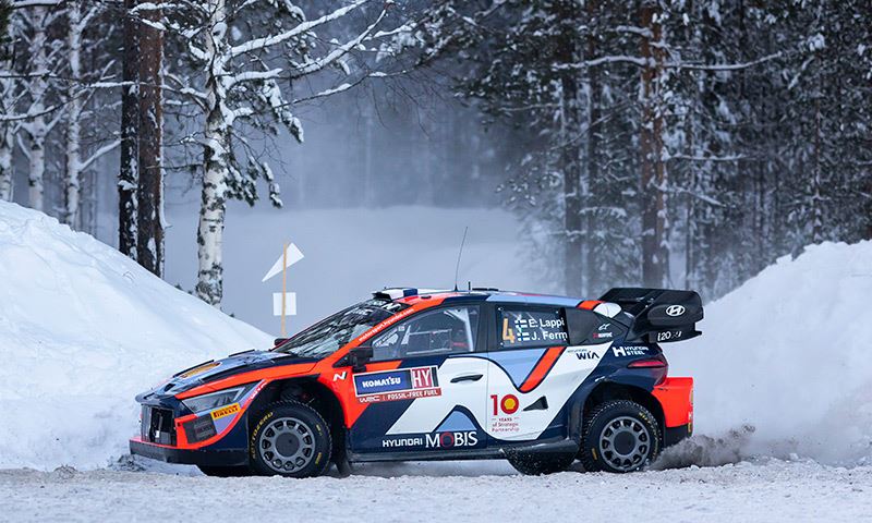 Esapekka Lappi en zijn navigator Janne Ferm op weg naar de overwinning in de Rally van Zweden.