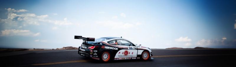 Rhys Millen racet in 2012 in zijn Hyundai Genesis Coupé met een tijd van 09:46.164 naar de overwinning in de Pikes Peak International Hill Climb.