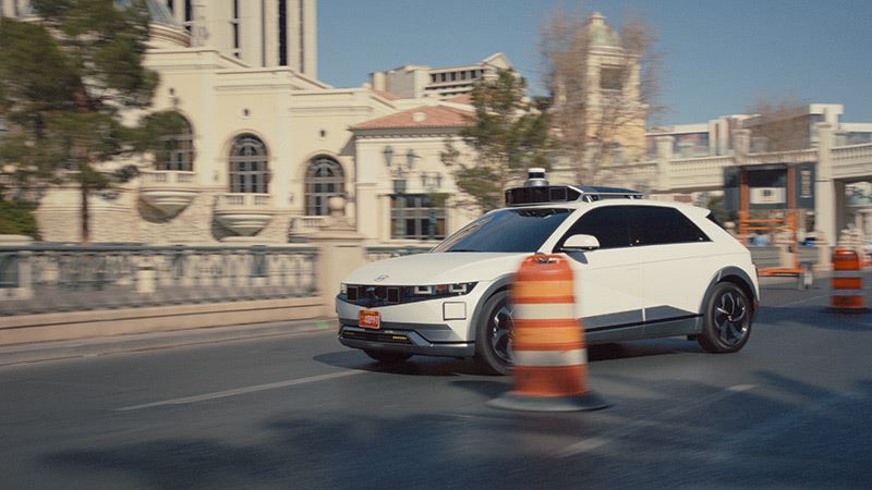 De sensoren op het dak en aan weerszijden van de auto zorgen ervoor dat de IONIQ 5-robotaxi duidelijk herkenbaar is als autonoom rijdende auto.
