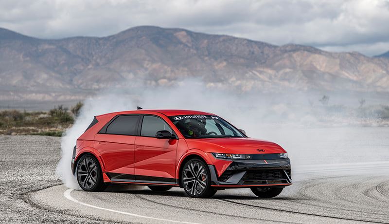Hyundai verschijnt met vier exemplaren van de elektrische sportauto IONIQ 5 N aan de start van de Pikes Peak International Hill Climb.