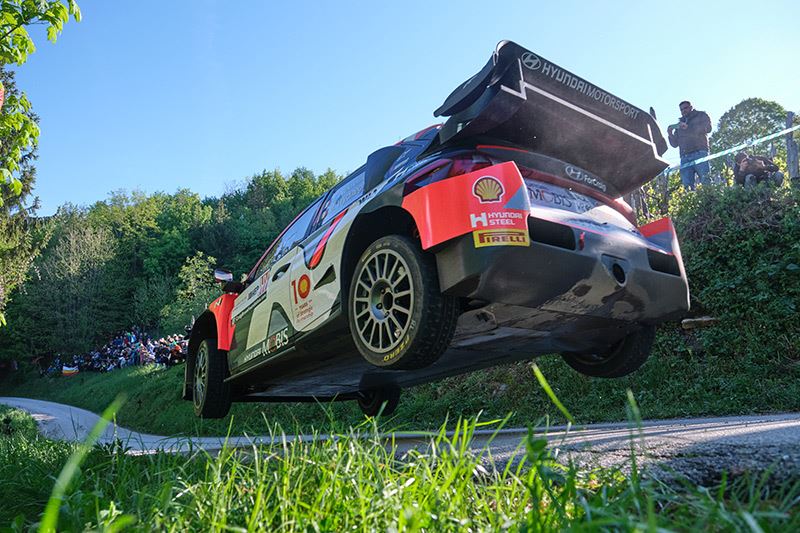 Een spectaculaire jump van Thierry Neuville in de Rally van Kroatië.