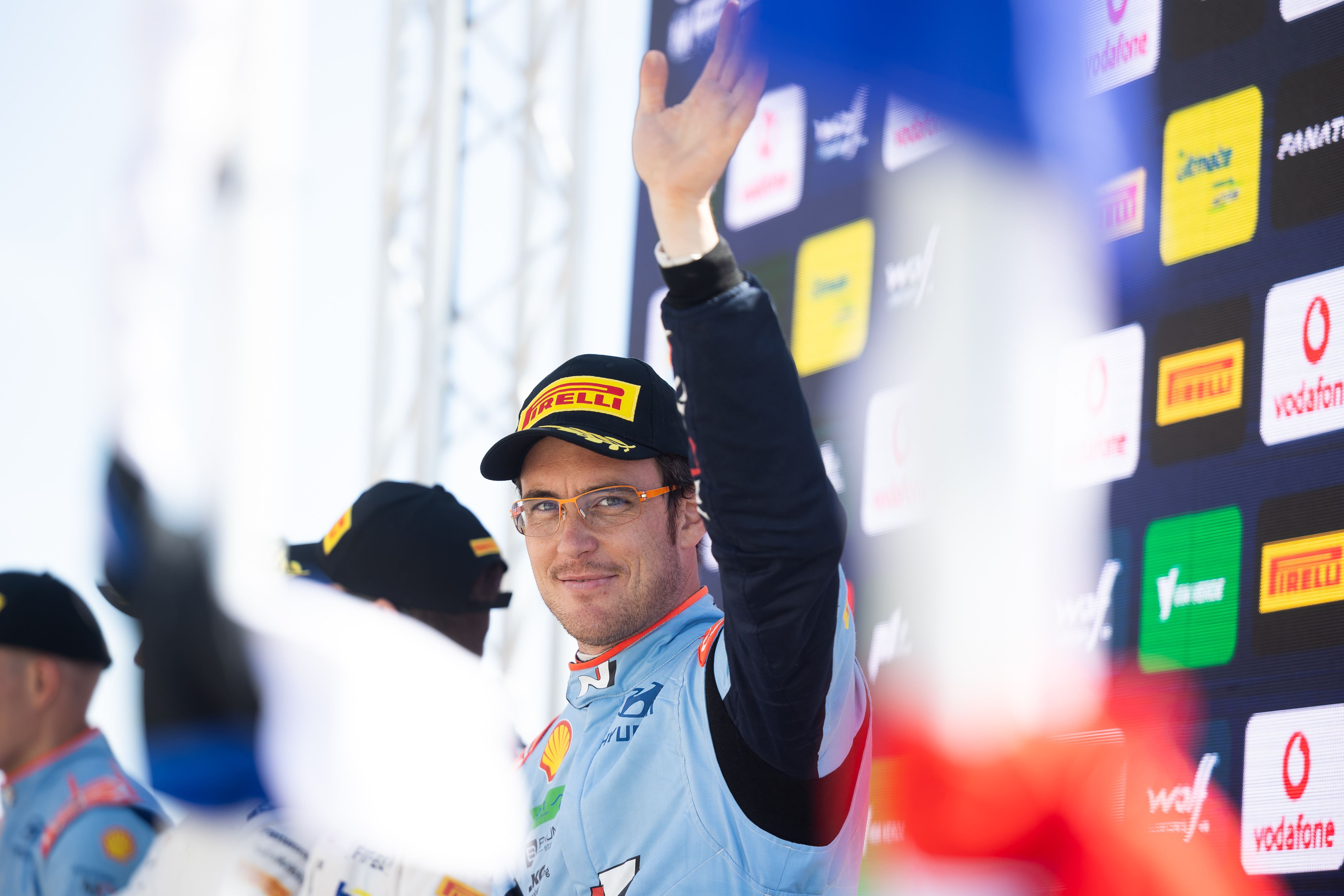 Thierry Neuville van Hyundai Motorsport viert zijn derde plaats in de Rally van Portugal.