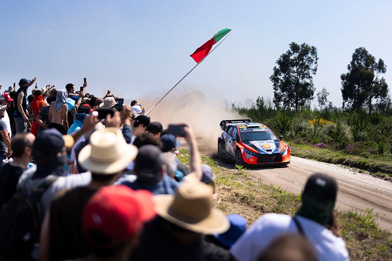 Ott Tänak van Hyundai Motorsport in actie in de Rally van Portugal.