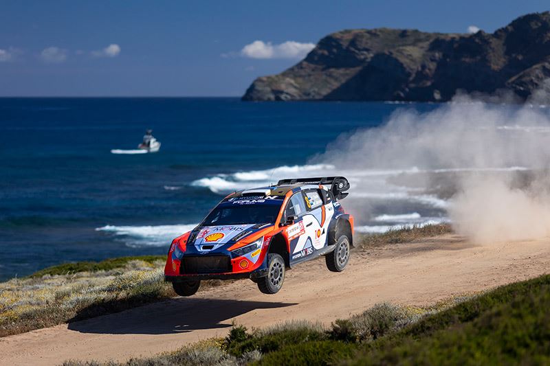 Ott Tänak op weg naar de overwinning in de Rally van Sardinië.