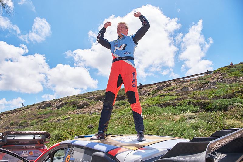 Ott Tänak viert zijn overwinning in de Rally van Sardinië.