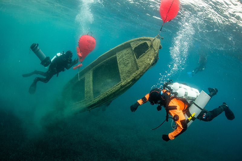 Tijdens de schoonmaakactie van Hyundai en Healthy Seas aan de Griekse westkust wordt van alles uit zee gehaald. Foto: Cor Kuyvenhoven.