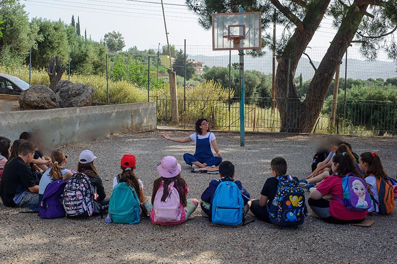 Naast het opruimen en recyclen van afgedankte visnetten organiseert Healthy Seas educatieve programma’s op scholen.