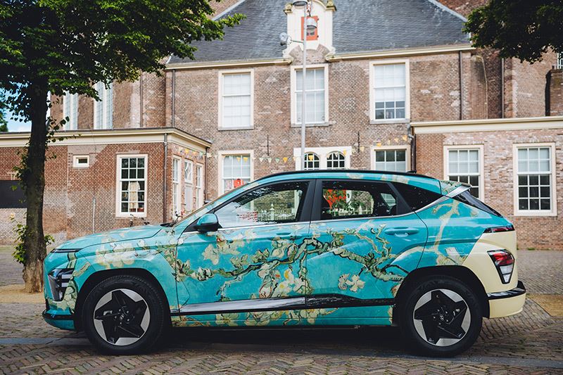 De Hyundai KONA Electric gehuld in het meesterwerk Amandelbloesem van Vincent van Gogh.