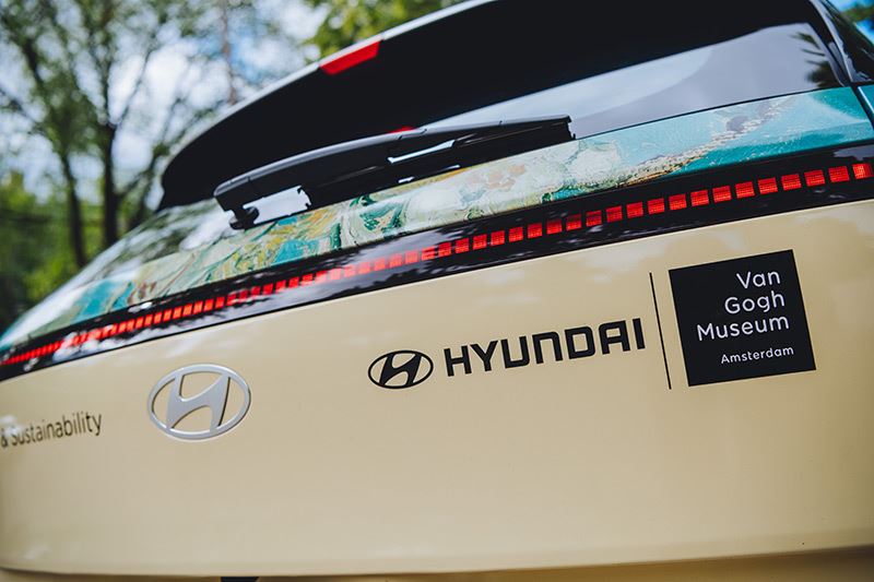 De Hyundai KONA Electric gehuld in het meesterwerk Amandelbloesem van Vincent van Gogh.