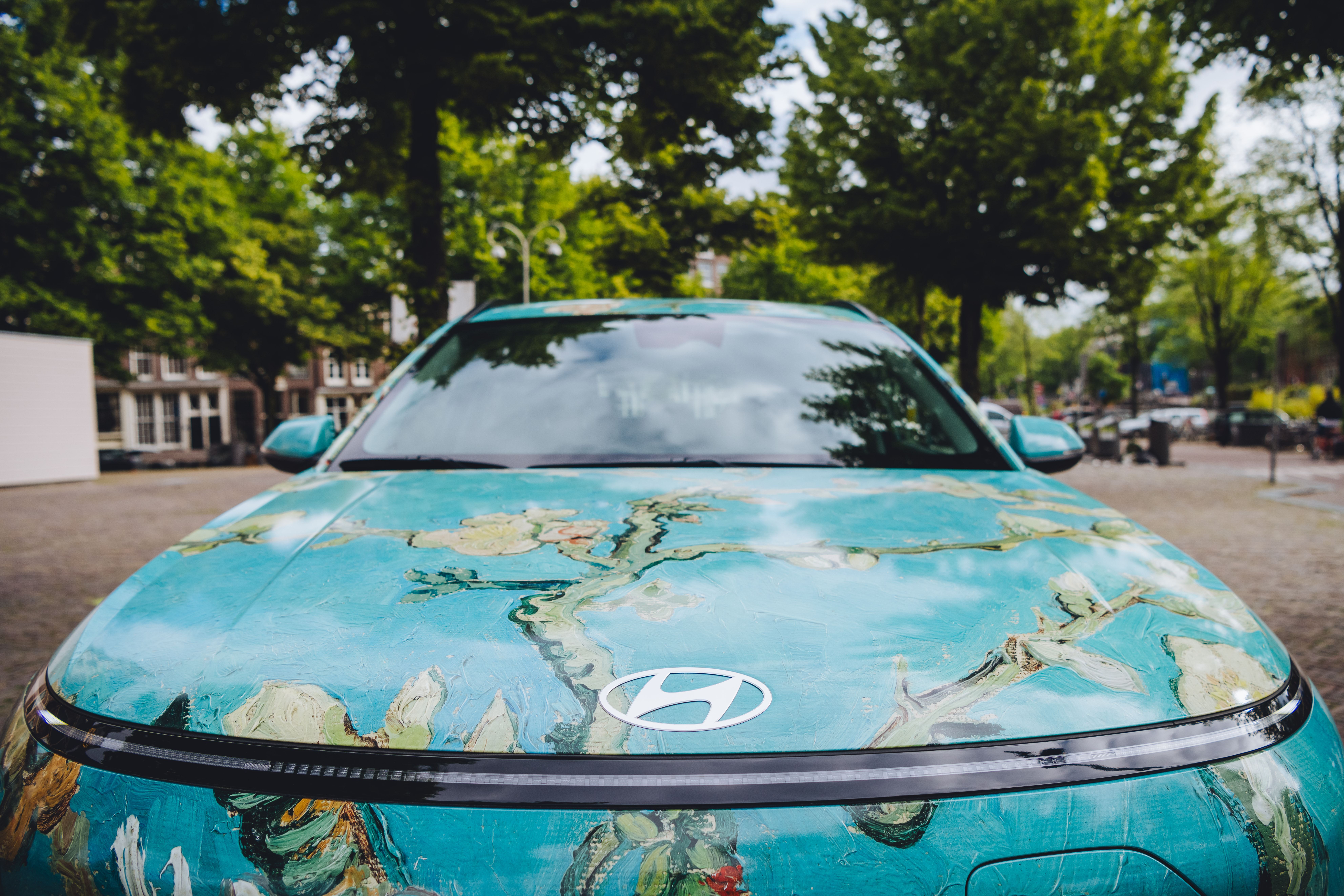 De Hyundai KONA Electric gehuld in het meesterwerk Amandelbloesem van Vincent van Gogh.