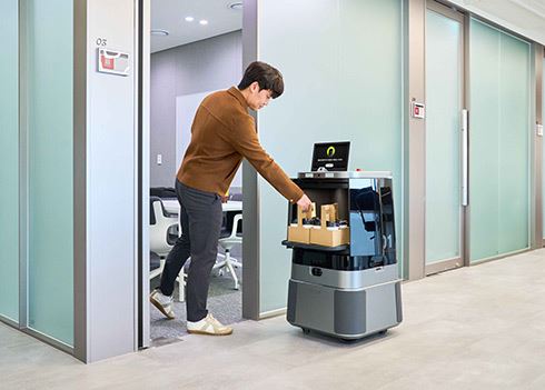 Hyundai zet bezorgrobot en parkeerrobot aan het werk in slim kantoorgebouw