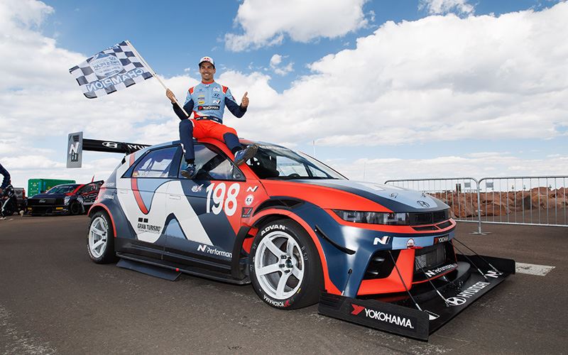 Dani Sordo viert zijn record in de Pikes Peak International Hill Climb.