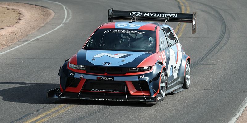 Randy Pobst in een IONIQ 5 N TA (Time Attack) Spec in actie op Pikes Peak.