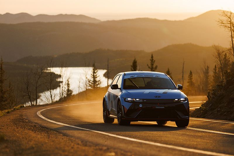 Ron Zaras in een productiemodel van de IONIQ 5 N in de Pikes Peak International Hill Climb.