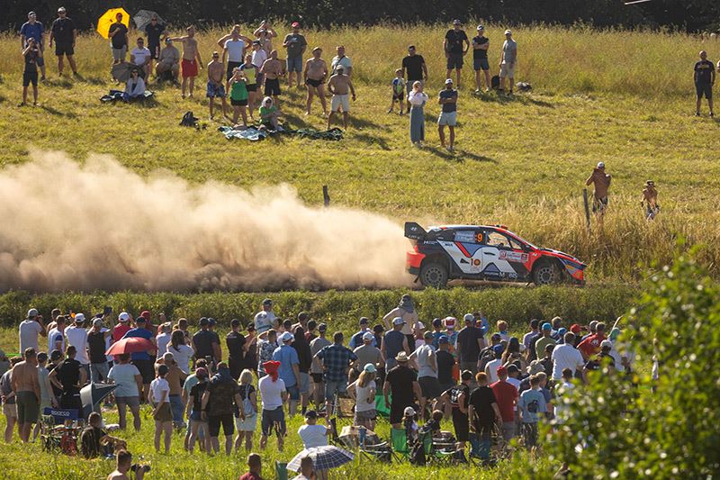 Andreas Mikkelsen van Hyundai Motorsport nam op de eerste dag brutaal de leiding in de Rally van Polen.