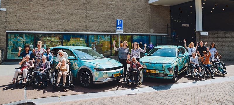 Tijdens de Connection Days zorgt Hyundai voor duurzaam vervoer naar het Van Gogh Museum, waar de senioren een privé-ontvangst en -rondleiding wacht.