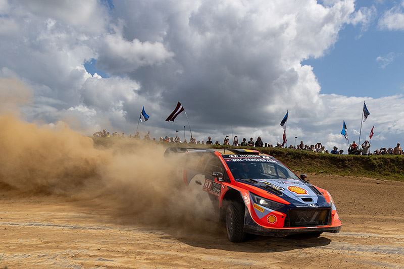 Thierry Neuville had een moeizame Rally van Letland, maar scoorde voldoende punten om de leiding in het WRC te behouden.