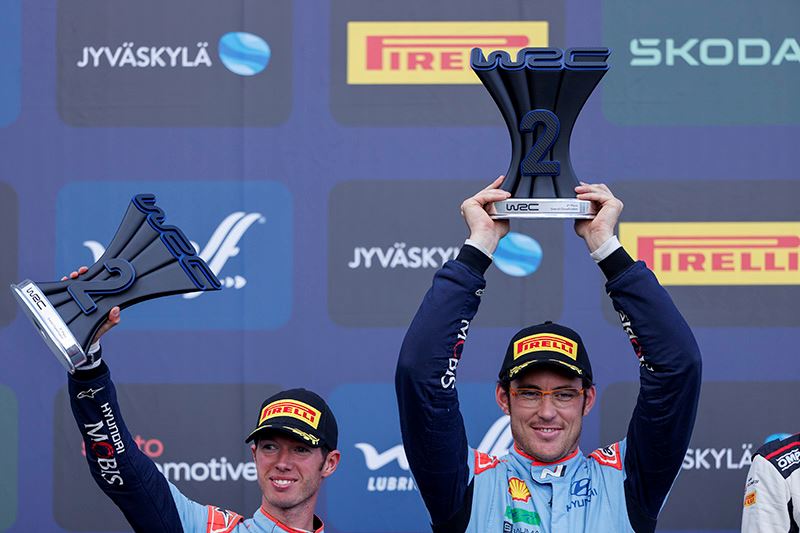 Thierry Neuville (rechts) en navigator Martijn Wydaeghe vieren hun tweede plaats in de Rally van Finland.