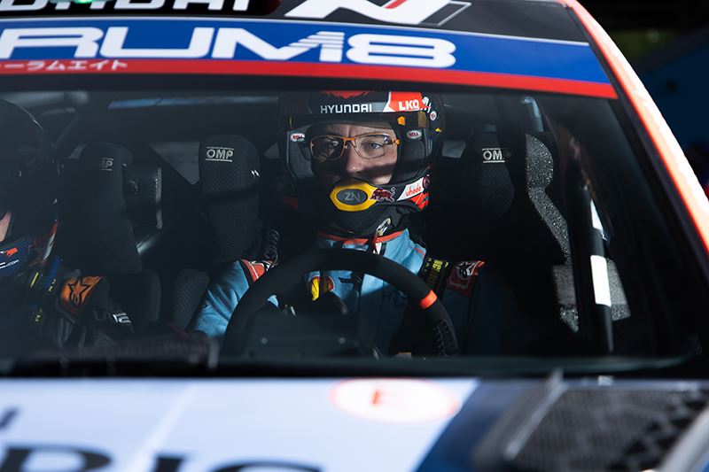 Concentratie bij Thierry Neuville in de Rally van Finland.