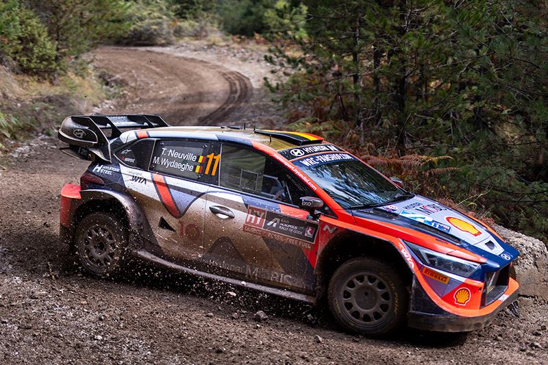 Thierry Neuville en navigator Martijn Wydaeghe op weg naar de overwinning in de Rally van Griekenland.