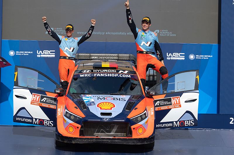 Thierry Neuville (rechts) en navigator Martijn Wydaeghe vieren hun overwinning in de Rally van Griekenland.