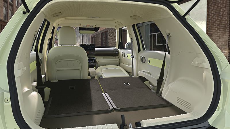 Alle stoelen in de Hyundai INSTER, inclusief de bestuurdersstoel, zijn neerklapbaar voor extra flexibiliteit.