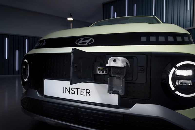 De topversie Evolve van de Hyundai INSTER is leverbaar met Vehicle to load (V2L) en kan externe apparaten van stroom voorzien.
