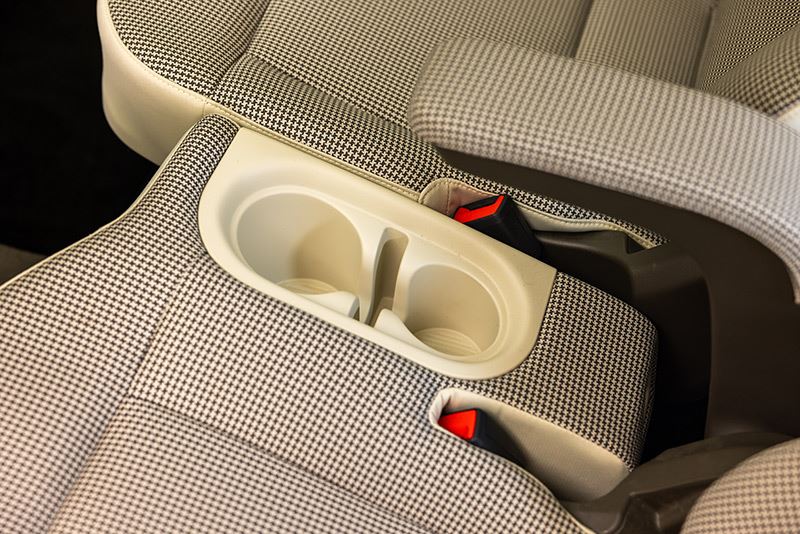 Geïntegreerde bekerhouders in de bestuurdersstoel van de Hyundai INSTER.