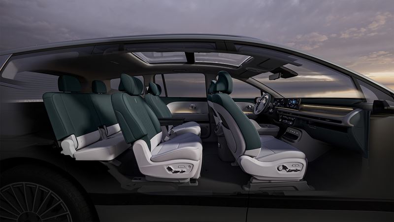 De Hyundai IONIQ 9 heeft drie zitrijen en biedt ruimte aan maximaal zeven personen. Het interieur heeft een lounge-achtige uitstraling.