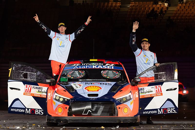 Thierry Neuville (rechts) en Martijn Wydaeghe vieren hun wereldtitel in het World Rally Championship 2024