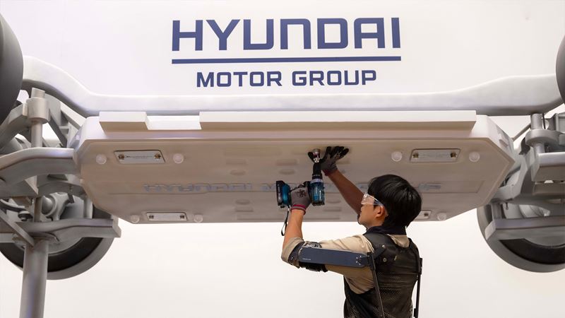 De X-ble Shoulder is een draagbare robot van Hyundai die bedoeld is om spier- en gewrichtsblessures bij werk boven het hoofd te voorkomen.