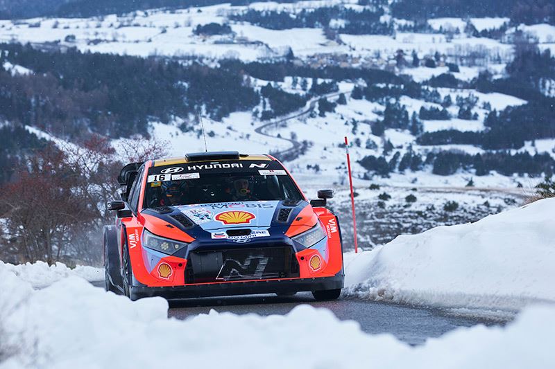 Adrien Fourmaux en Alexandre Coria in actie voor Hyundai Motorsport.