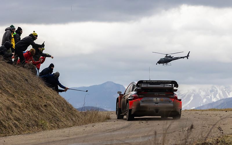 Thierry Neuville in actie in de Rally van Monte Carlo.