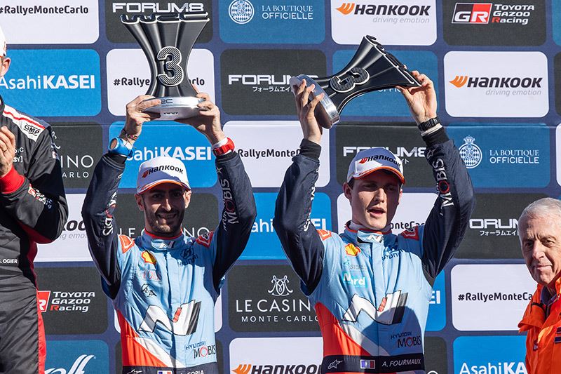 Adrien Fourmaux (rechts) en Alexandre Coria vieren hun derde plaats in de Rally van Monte Carlo.