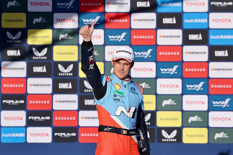 Thierry Neuville viert zijn derde plaats in de Rally van Zweden.