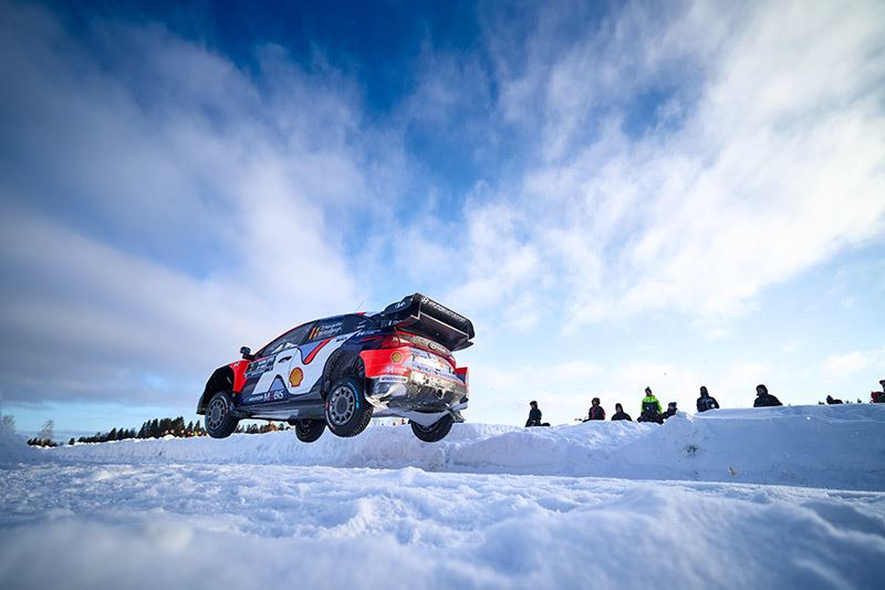 Thierry Neuville in actie in zijn Hyundai i20 N Rally1.