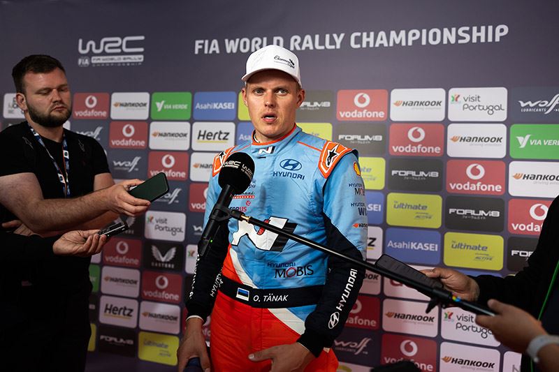 Rallyrijder Ott Tänak van Hyundai Motorsport staat de pers te woord in de Rally van Portugal.