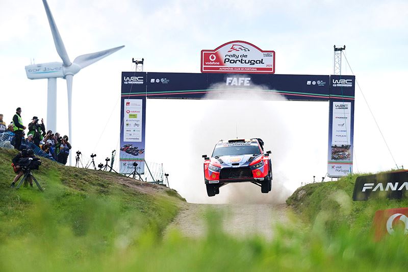 Regerend wereldkampioen Thierry Neuville van Hyundai Motorsport in actie in de Rally van Portugal.