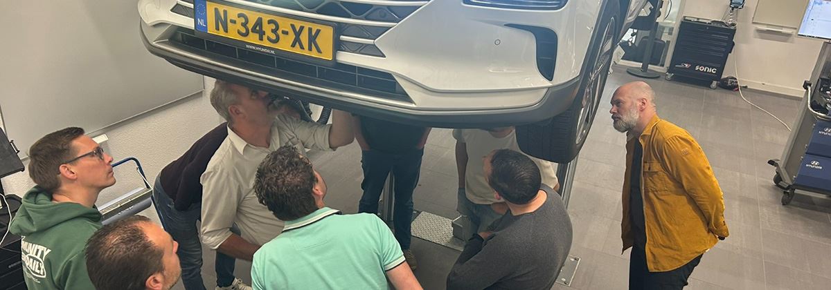 Hyundai Motor Nederland deelt innovaties en kennis met mbo-docenten. E-GMP-platform rouleert als onderwijsmiddel onder ROC-scholen.